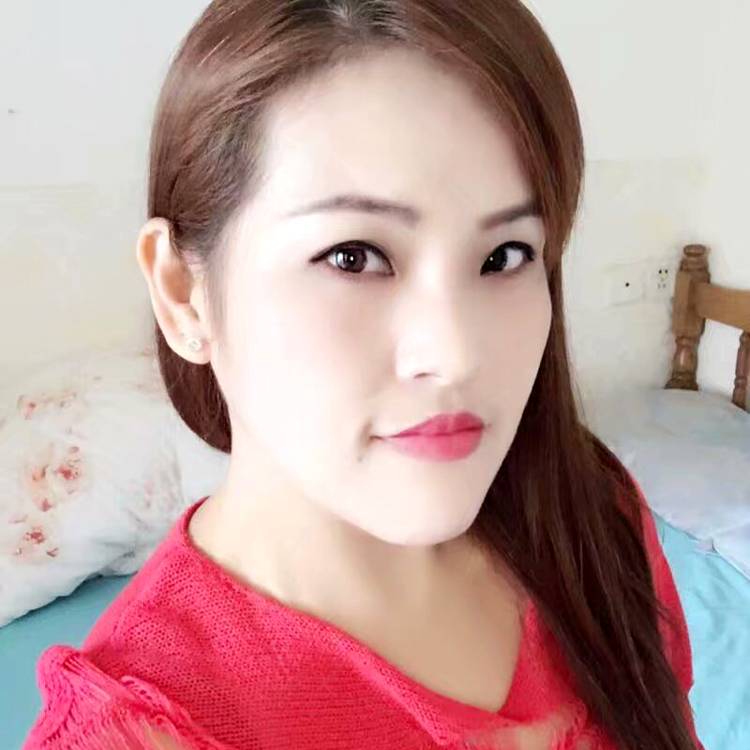 走路带风的女人的照片