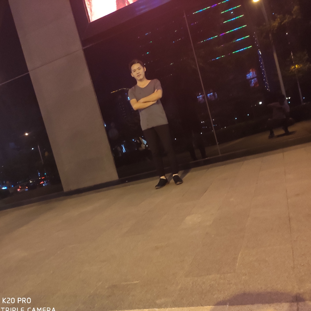 菠萝拾忆不安的照片