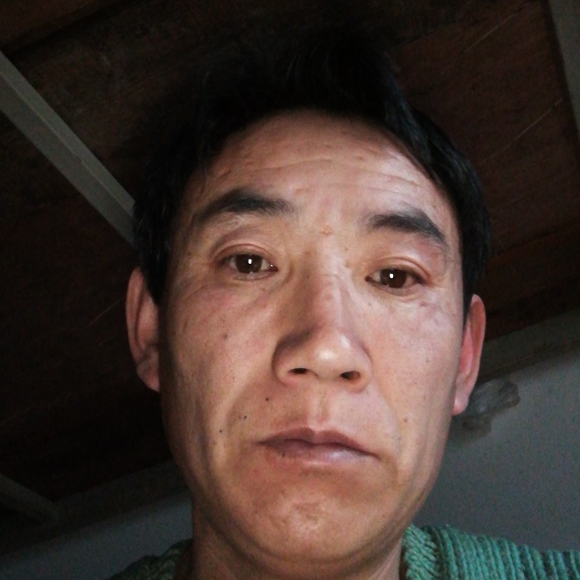 开心拿台灯的照片