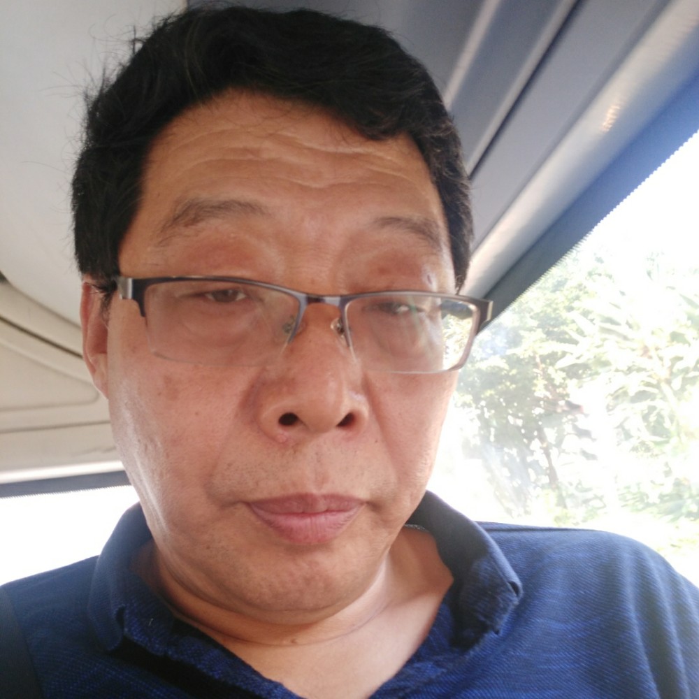 长颈鹿拿玩命的照片