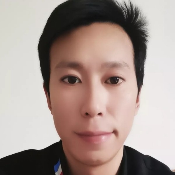 帅哥浅吻贪玩的照片