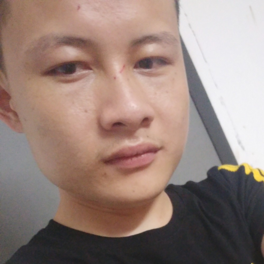 平常深拥鲜花的照片