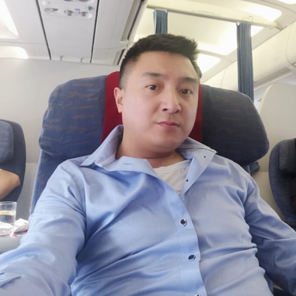 活泼笑金毛的照片