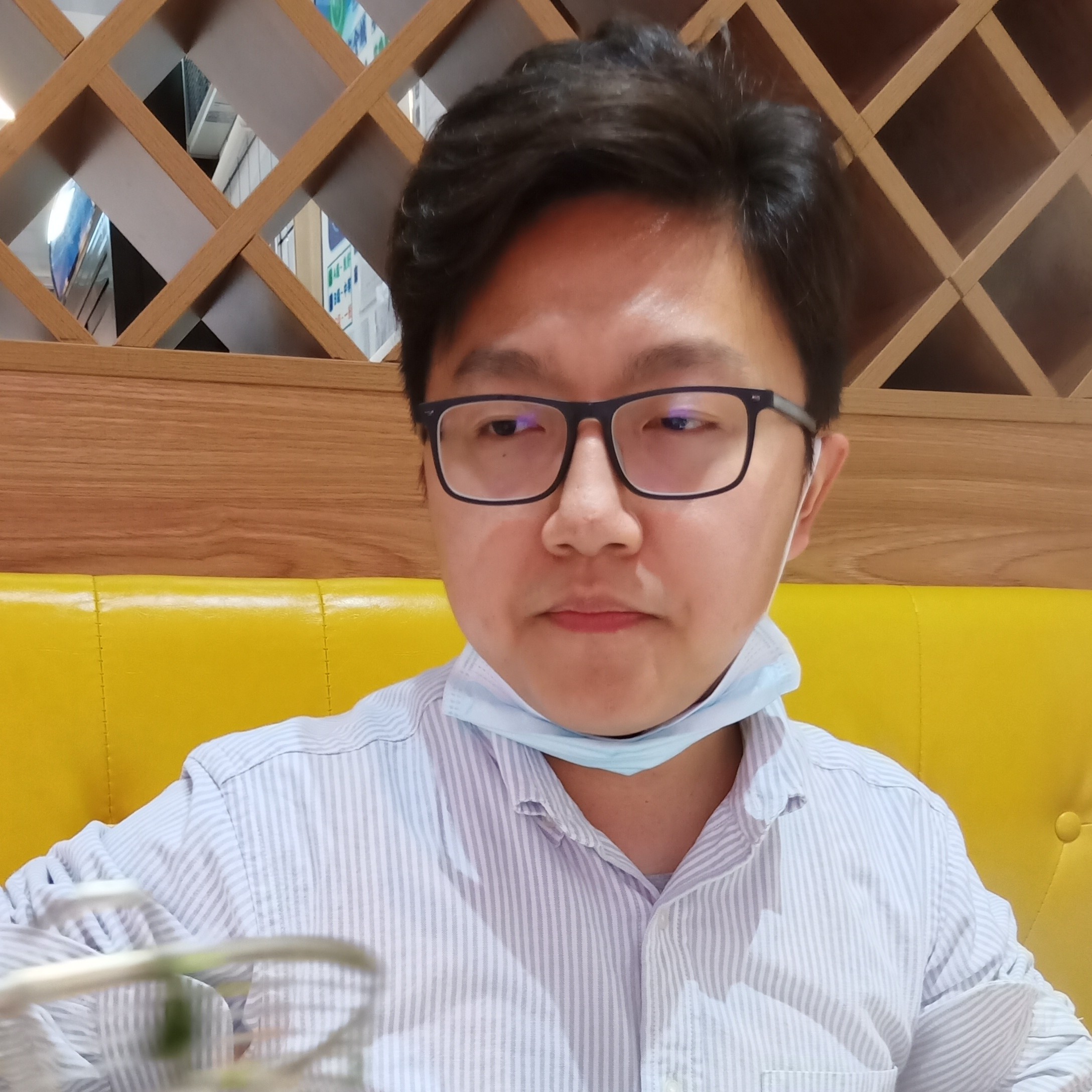 忧郁凝眸草丛的照片