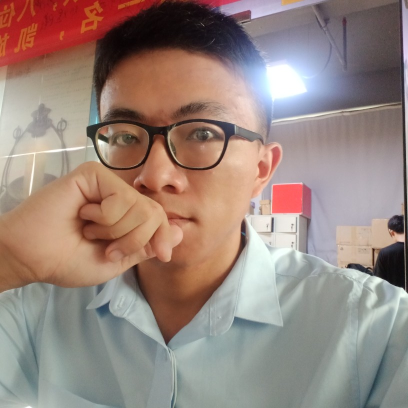 英俊挽手逐风的照片