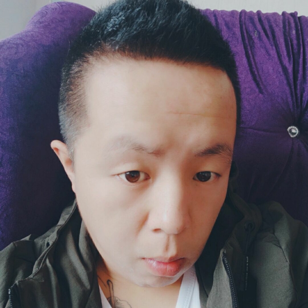 冷酷深拥香烟的照片