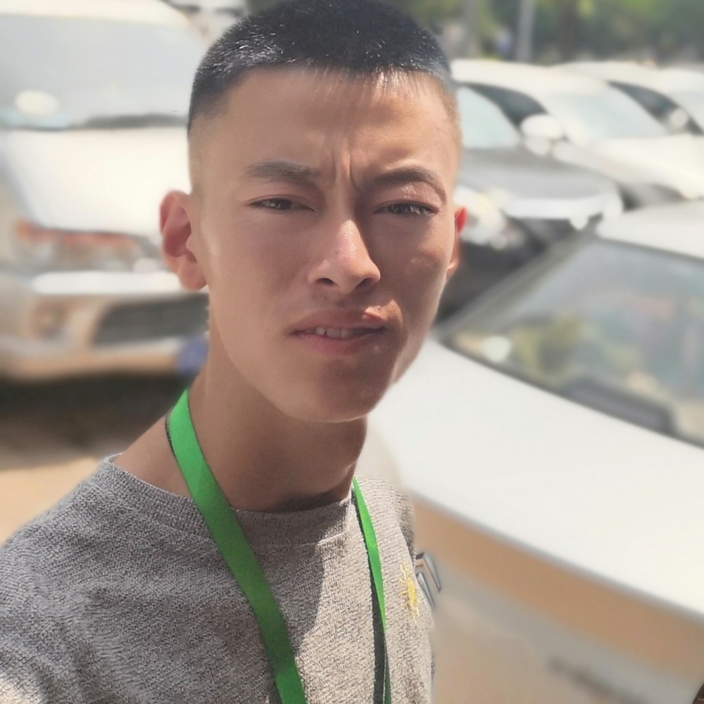 放在手心的照片
