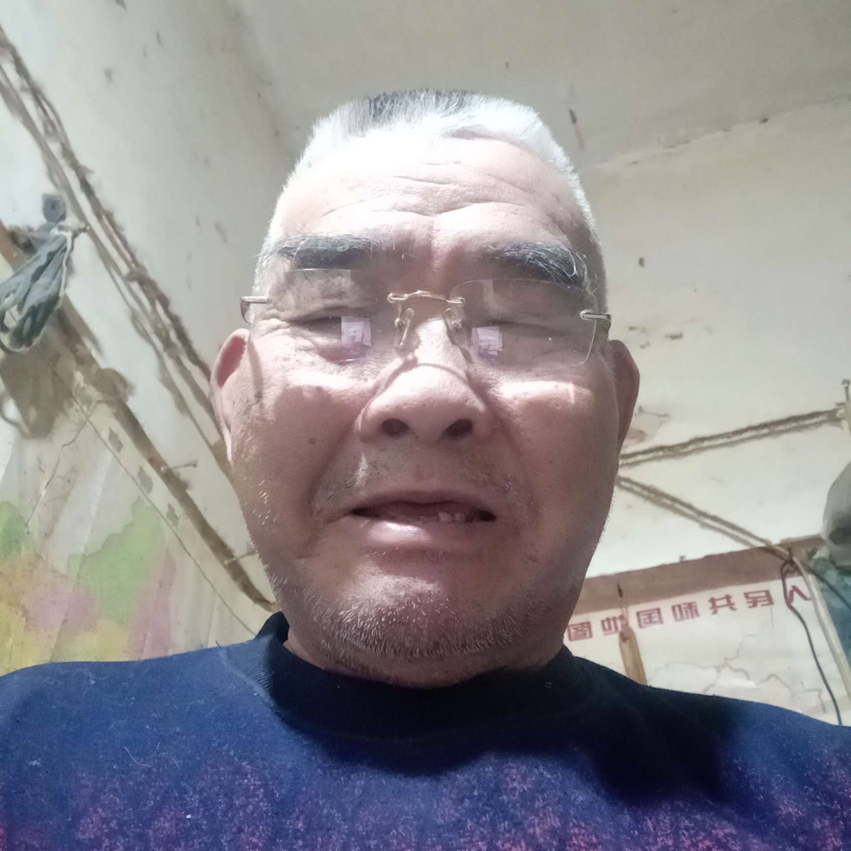 一个人迎店员的照片