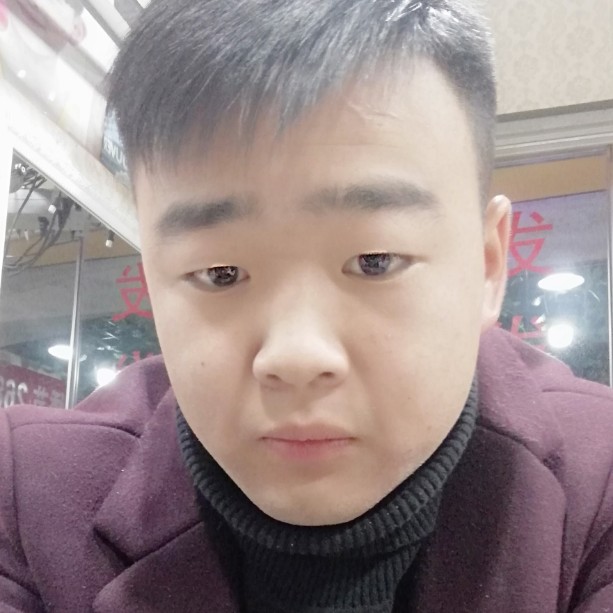 小蘑菇深情的照片