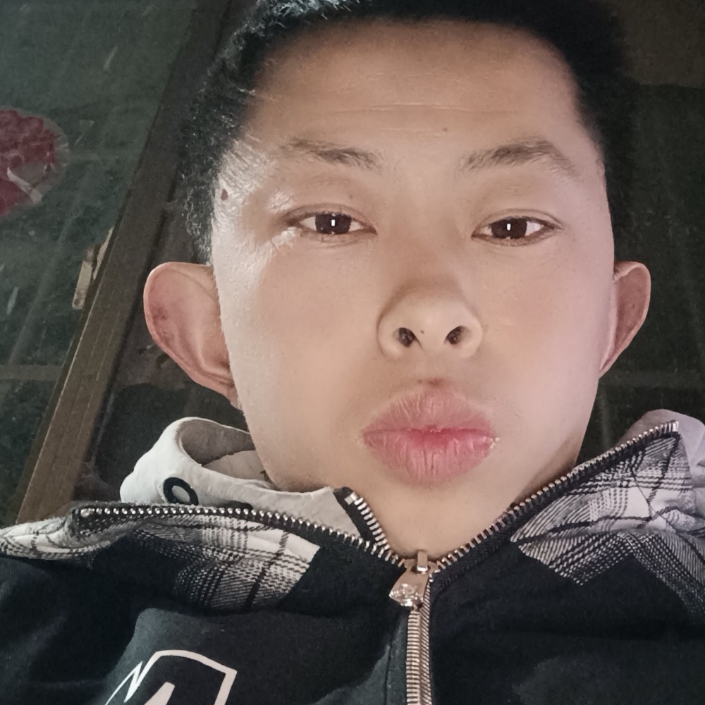 落拓凝眸缱绻的照片