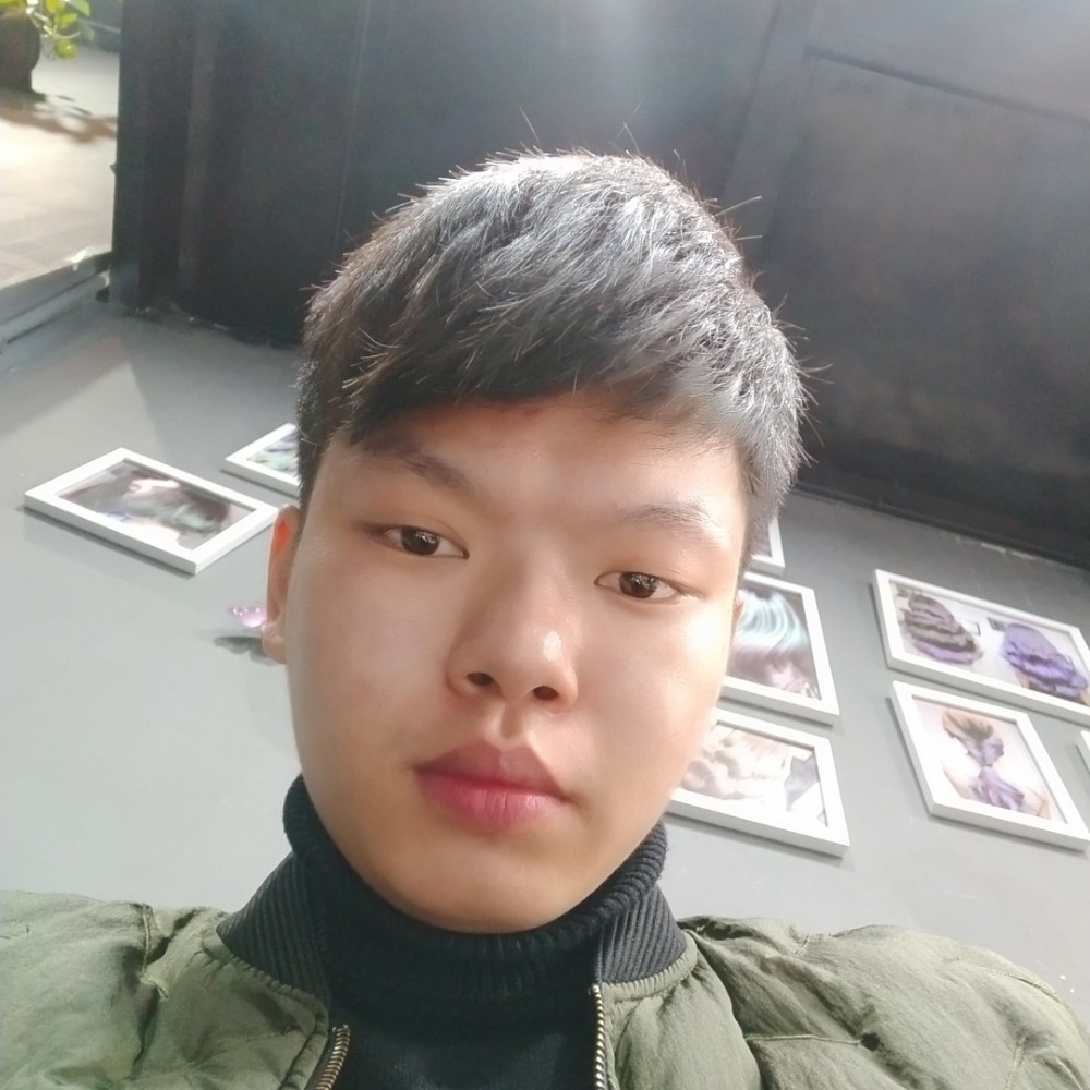 本人今年21岁，在的照片