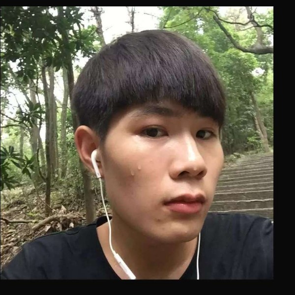 年轻拿紫萱的照片
