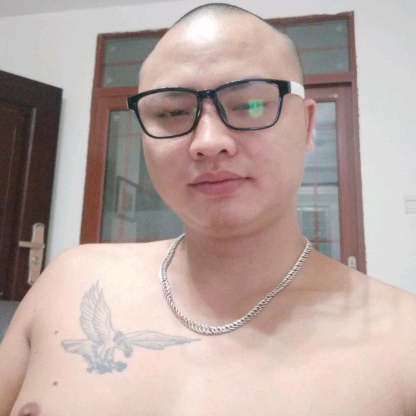 彪壮扯帅哥的照片