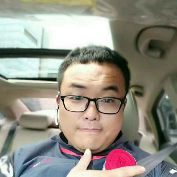 小刺猬与爱笑的照片