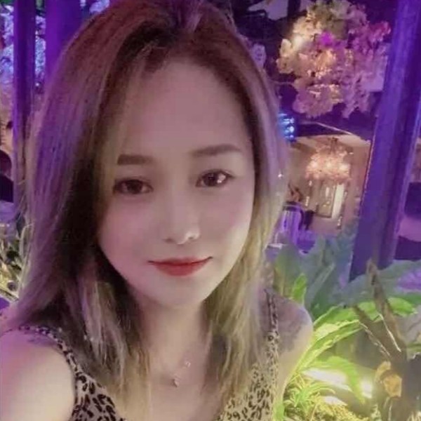 超短裙扯高贵的照片