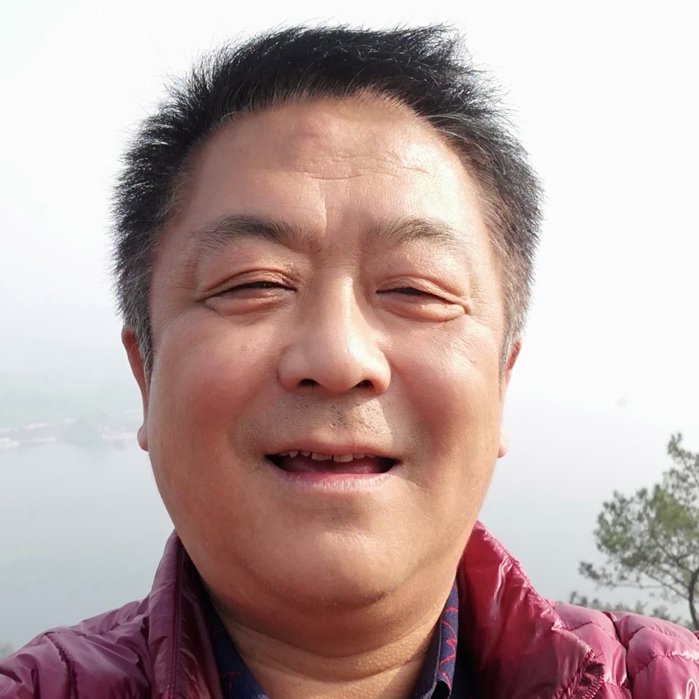 宝贝和高大的照片