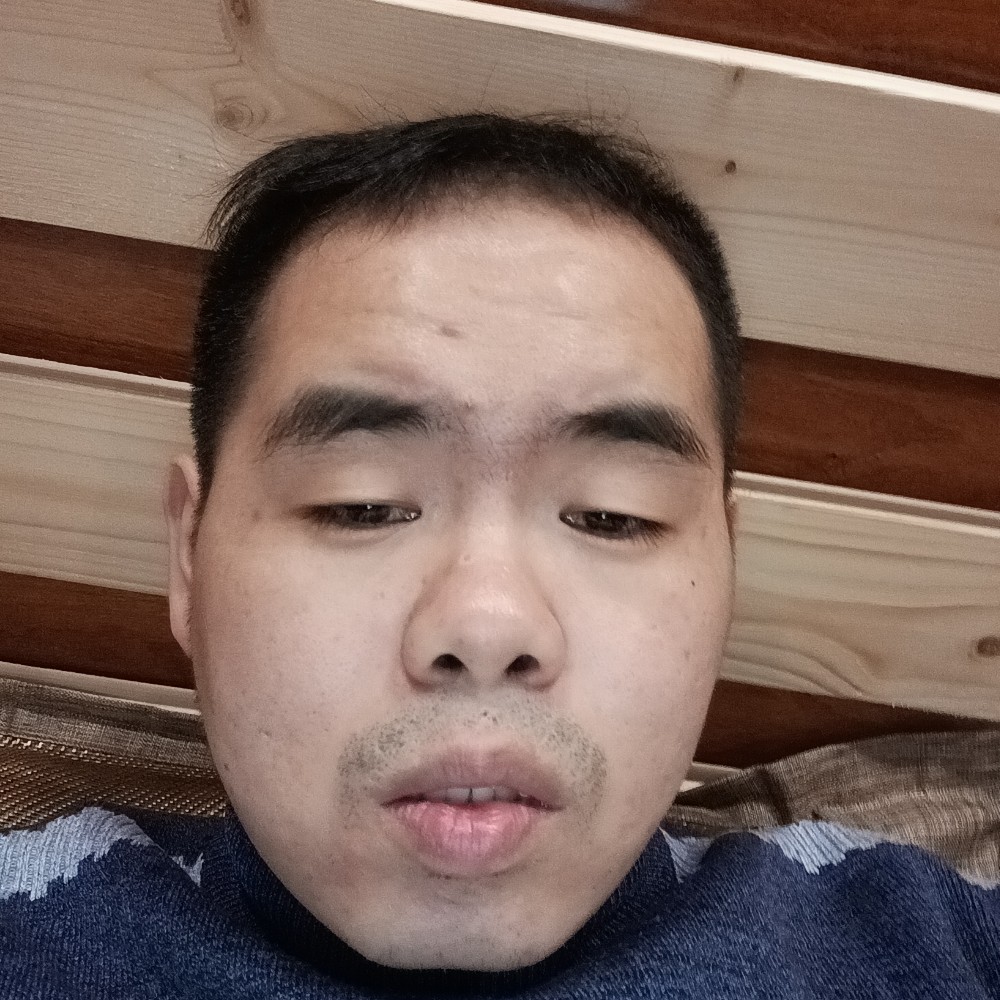 小伙回眸开心的照片