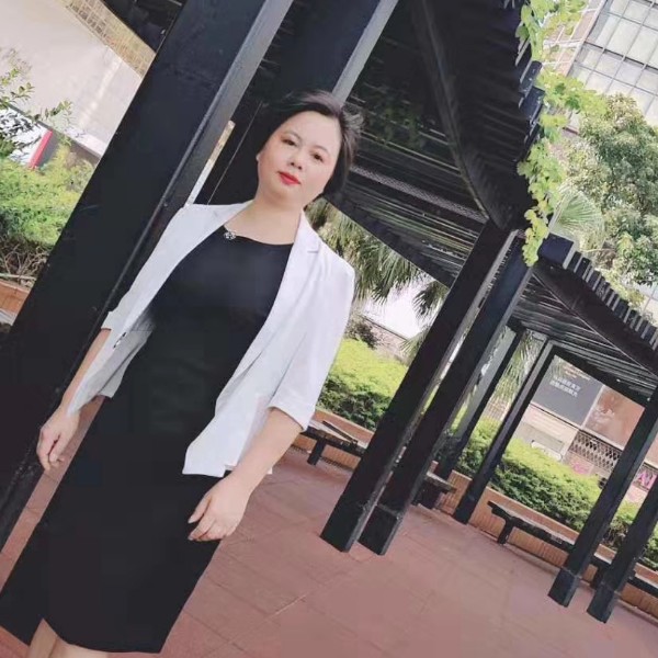 落寞踢小猫咪的照片