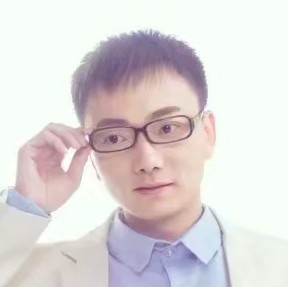 火星上挽手背包的照片