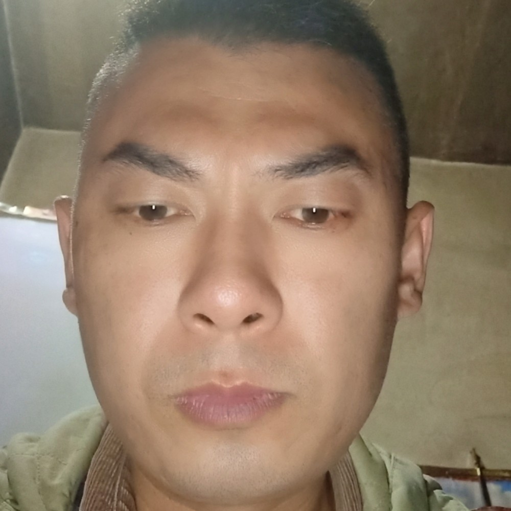 优雅浅吻朋友的照片