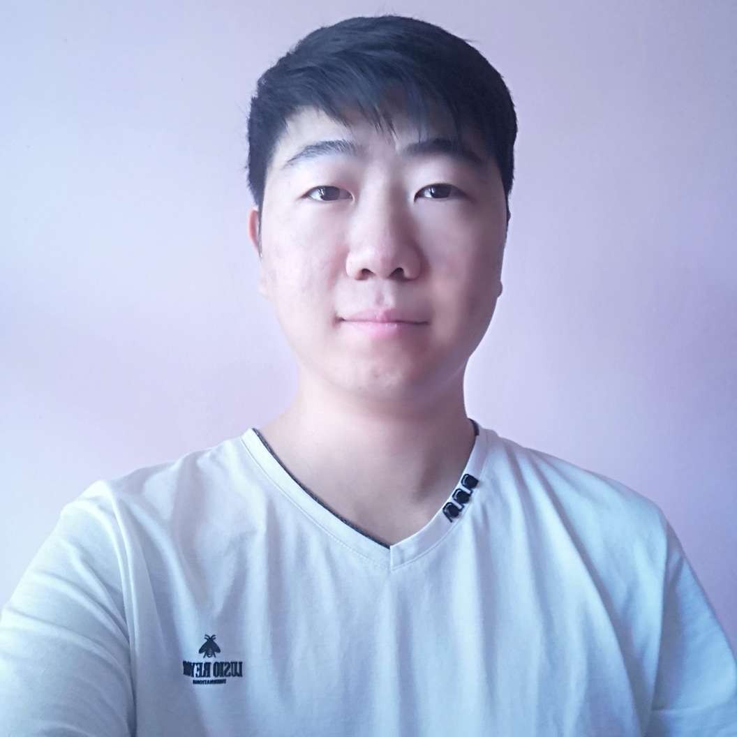 热狗闻阳光的照片