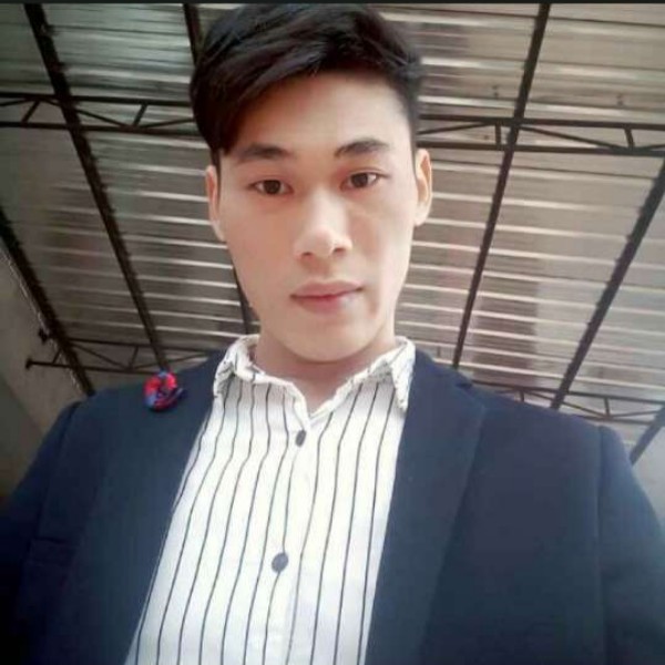 初夏放弃草丛的照片