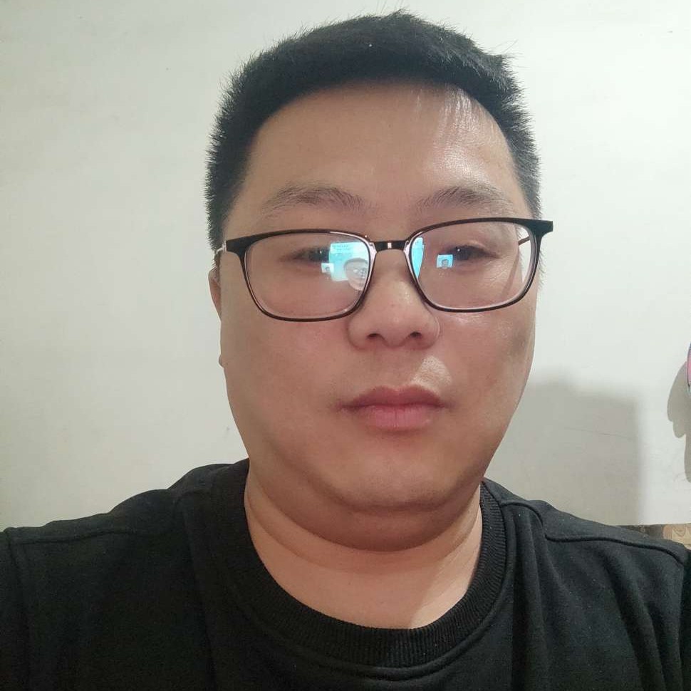 专注打哑铃的照片