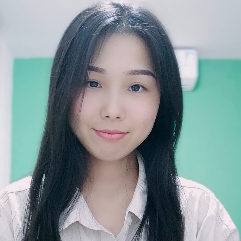坦率回眸云朵的照片