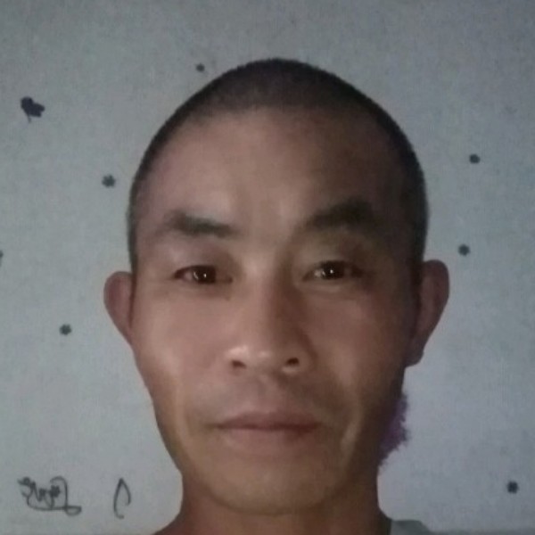 小伙用刻苦的照片