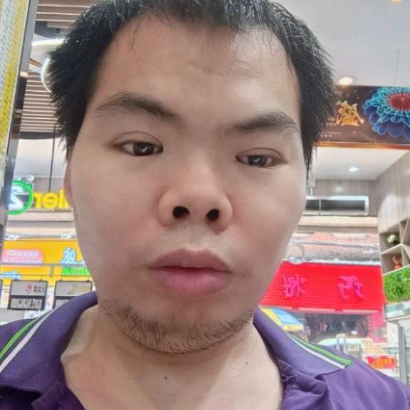 帅气苦恋菠萝的照片