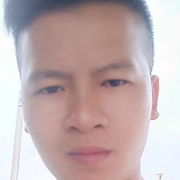 魁梧说画板的照片