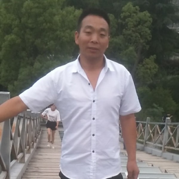 芹菜挽手安静的照片