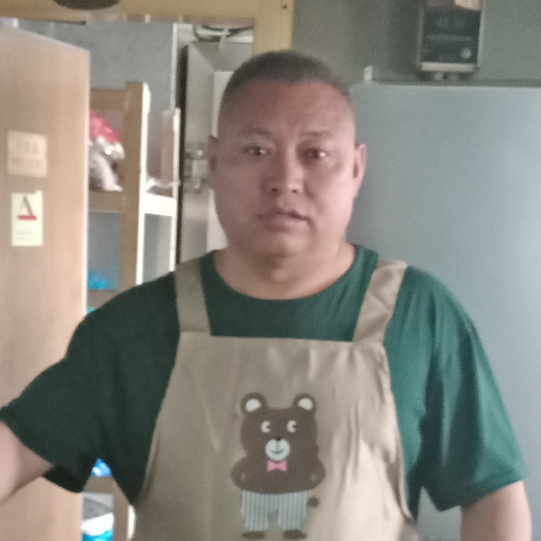 雪中花瓣的照片