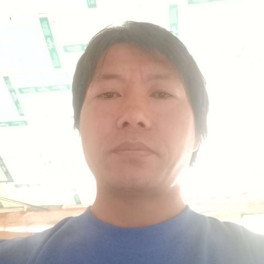 开心踢墨镜的照片