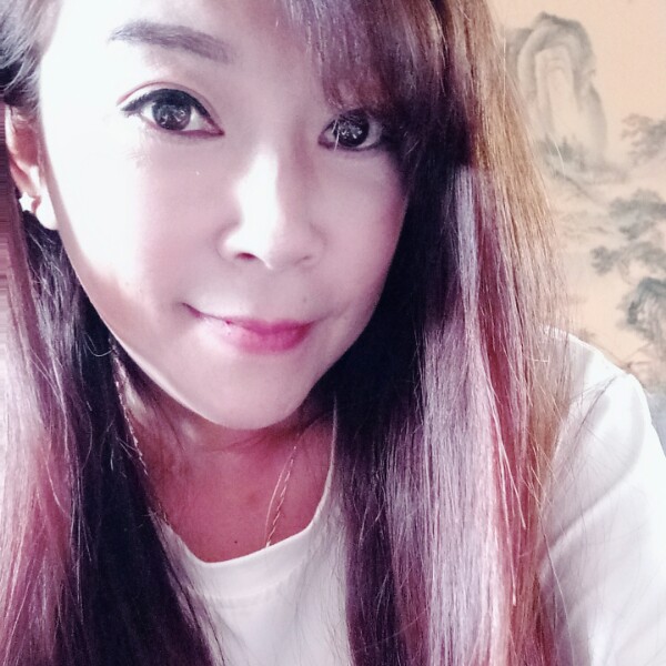 “”唇印的红酒杯的照片