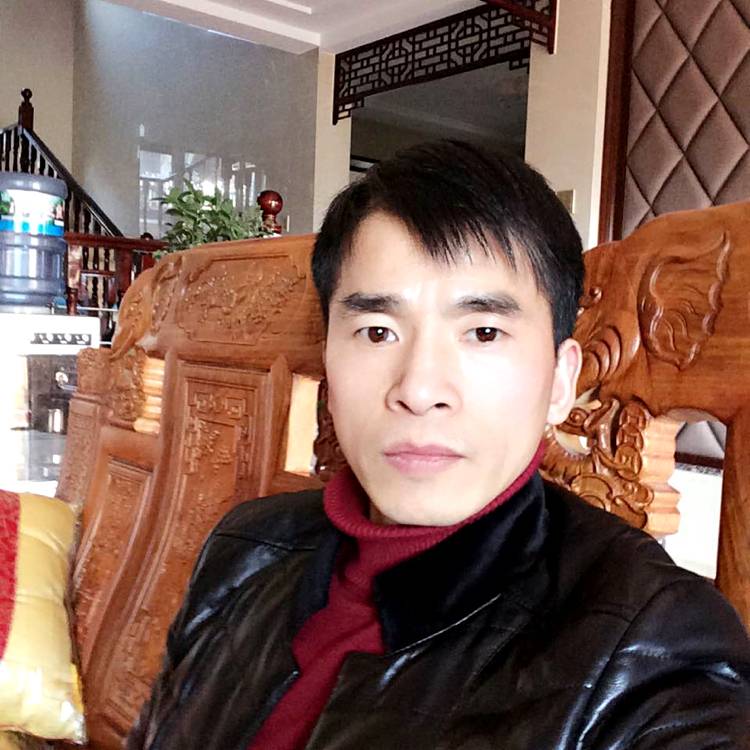 坦率拿柜子的照片