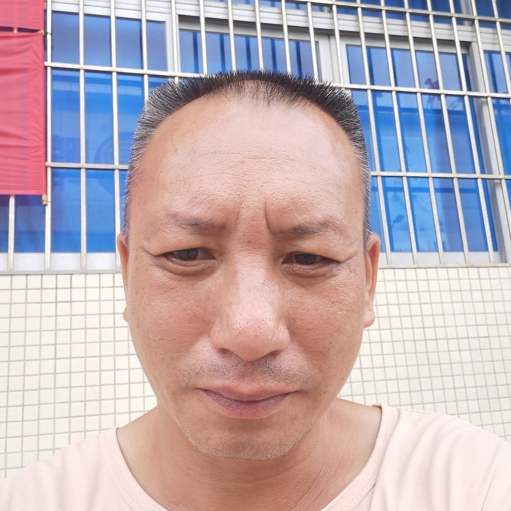 缥缈挽手小熊猫的照片