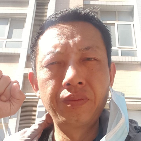 现实回首香烟的照片