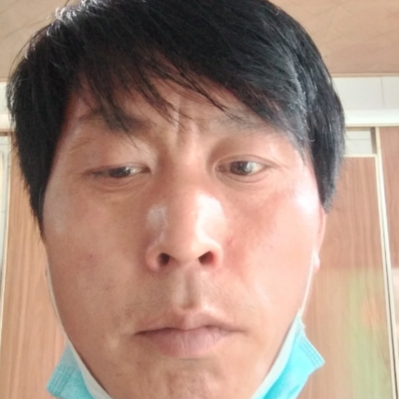 任力勇冷眼看世界的照片