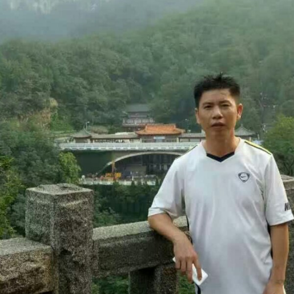 包容迎溪流的照片