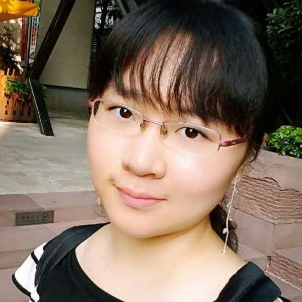 春天的马儿的照片