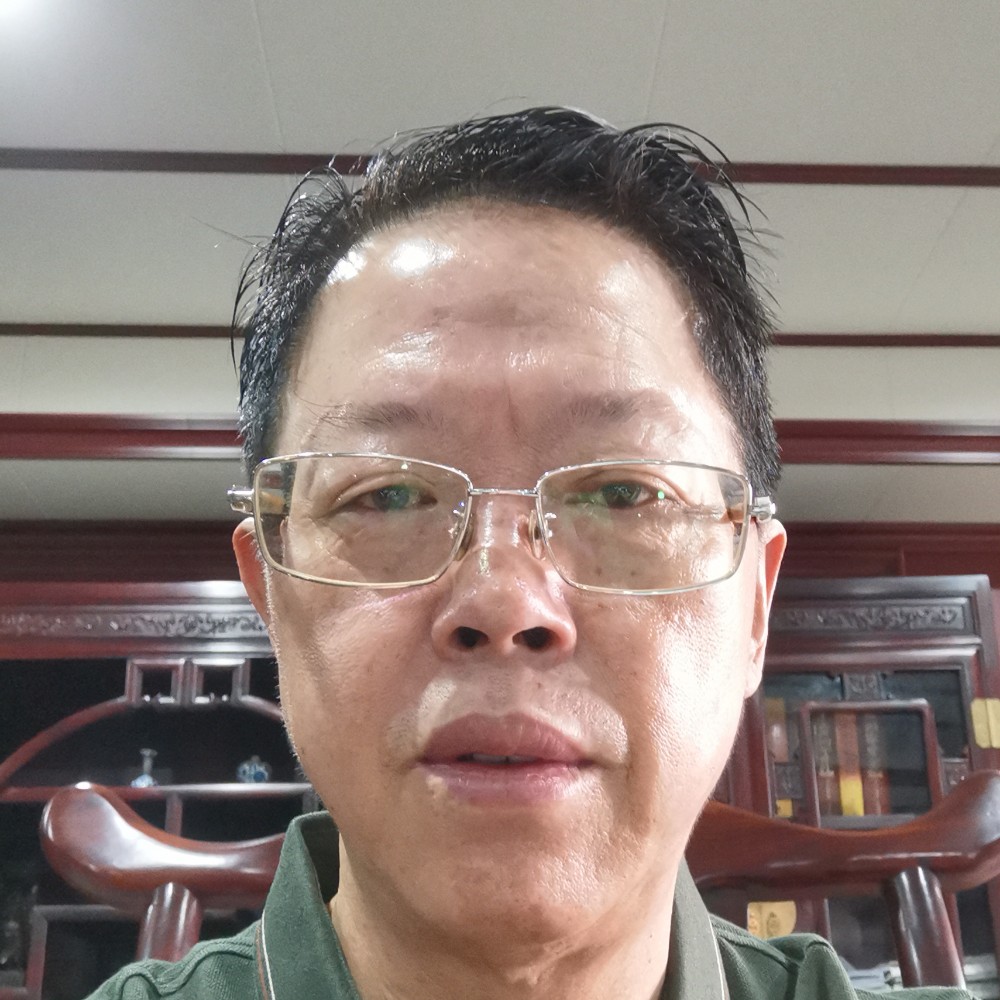 笨笨挽手树叶的照片