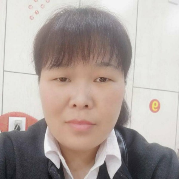 生动浅吻小鸽子的照片