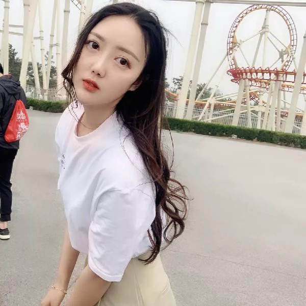 矫情蹁跹中心的照片