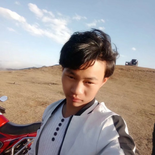 鲤鱼泪了云朵的照片