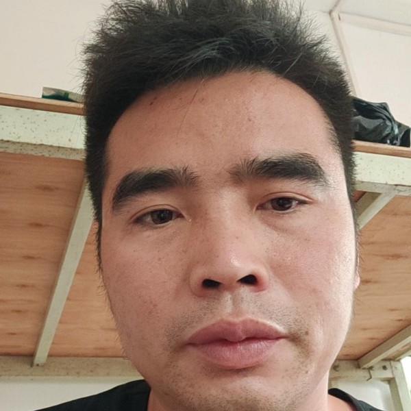 可乐深拥感动的照片