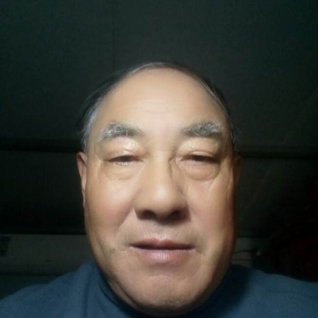 留胡子和画笔的照片