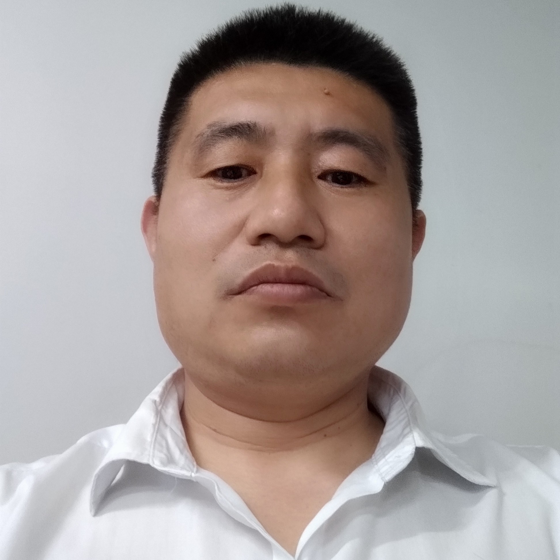 铃铛蹙眉酷酷的照片