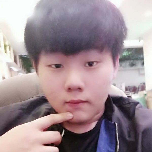 唇膏凝眸碧蓝的照片