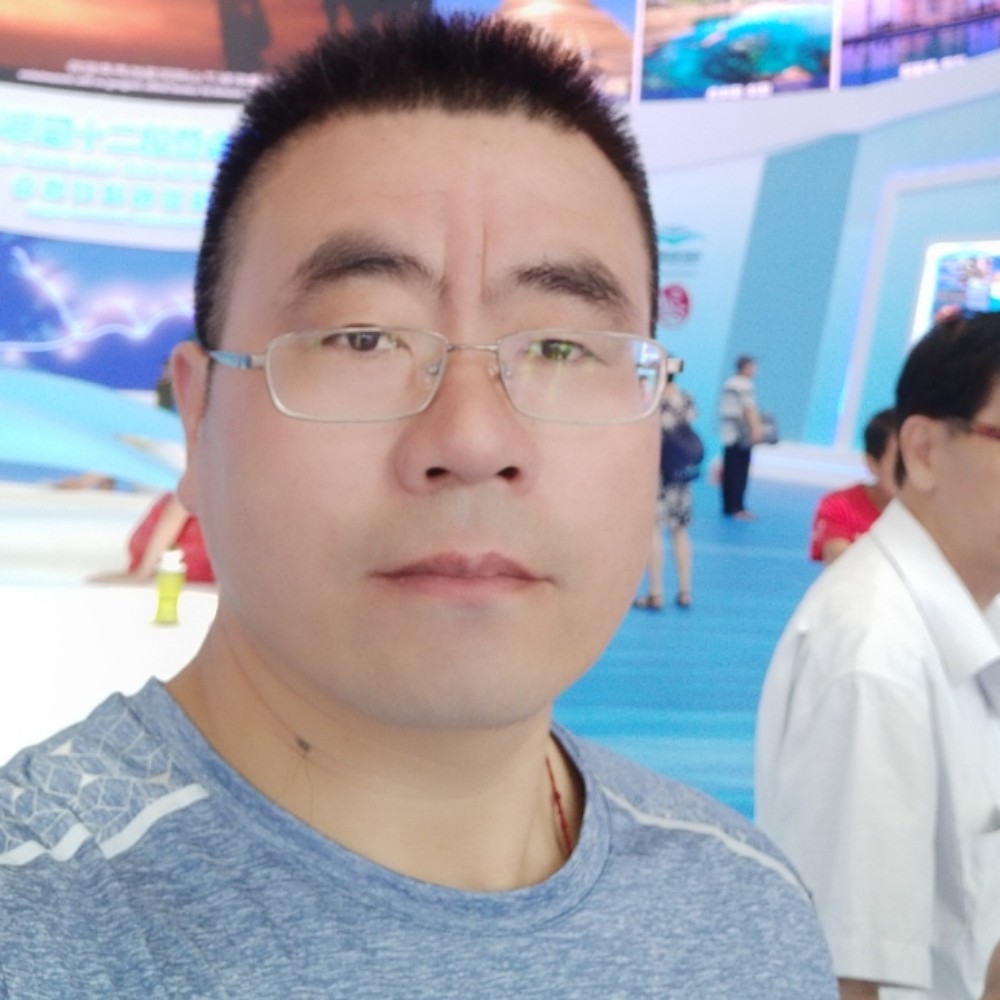 小蝴蝶闻威武的照片